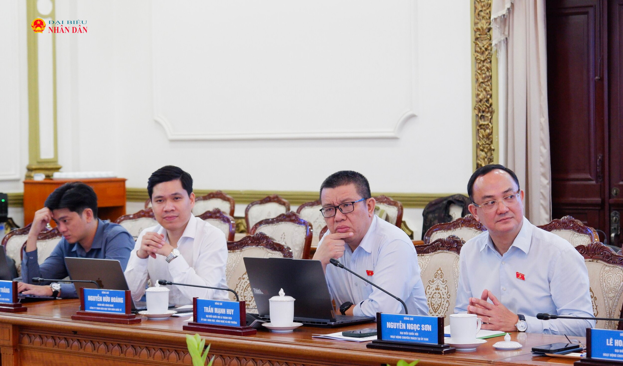 Các thành viên Đoàn giám sát tại cuộc làm việc