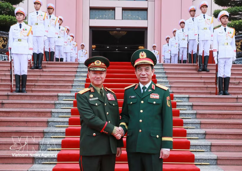 Deputy Prime Minister and Minister of National Defence General Phan Van Giang (R) and his Lao counterpart General Khamliang Outhakaysone in Hanoi on October 13. (Photo: VNA)
