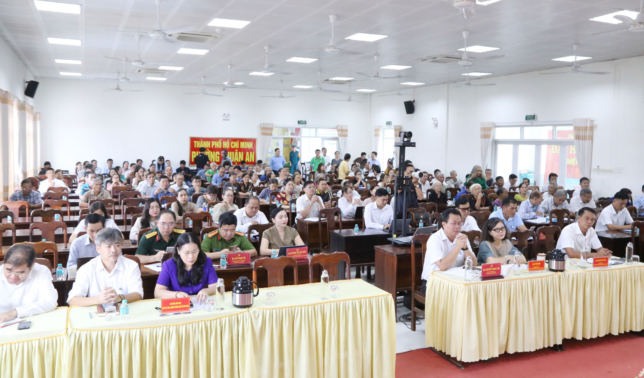 Quang cảnh buổi tiếp xúc cử tri