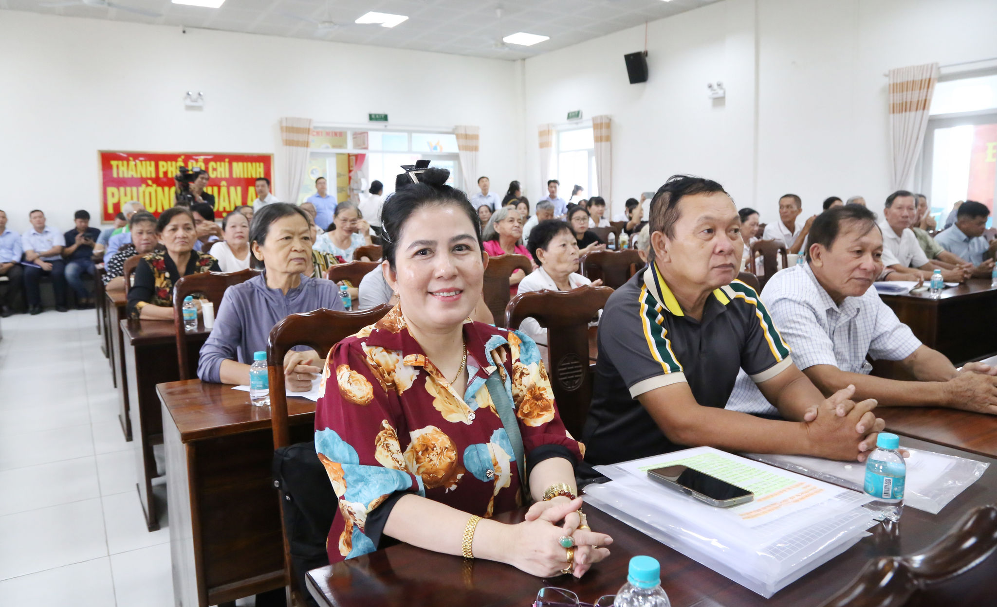 Cử tri các phường tham dự buổi tiếp xúc