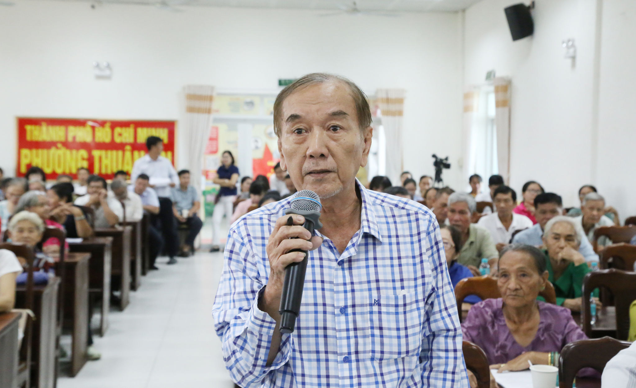 Cử tri tham gia đóng góp ý kiến tại buổi tiếp xúc