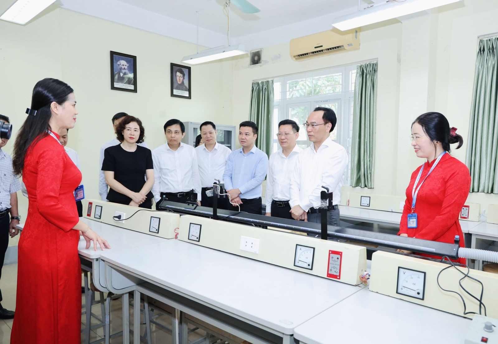 Bộ trưởng Hoàng Minh Sơn thăm trường Trường THPT Chuyên Hạ Long, Quảng Ninh. Ảnh Bộ GD-ĐT