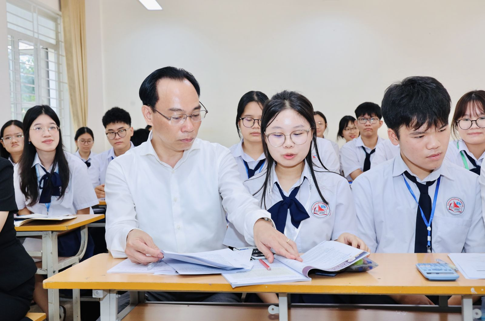 Bộ trưởng Hoàng Minh Sơn trò chuyện với học sinh Trường THPT Chuyên Hạ Long, Quảng Ninh
