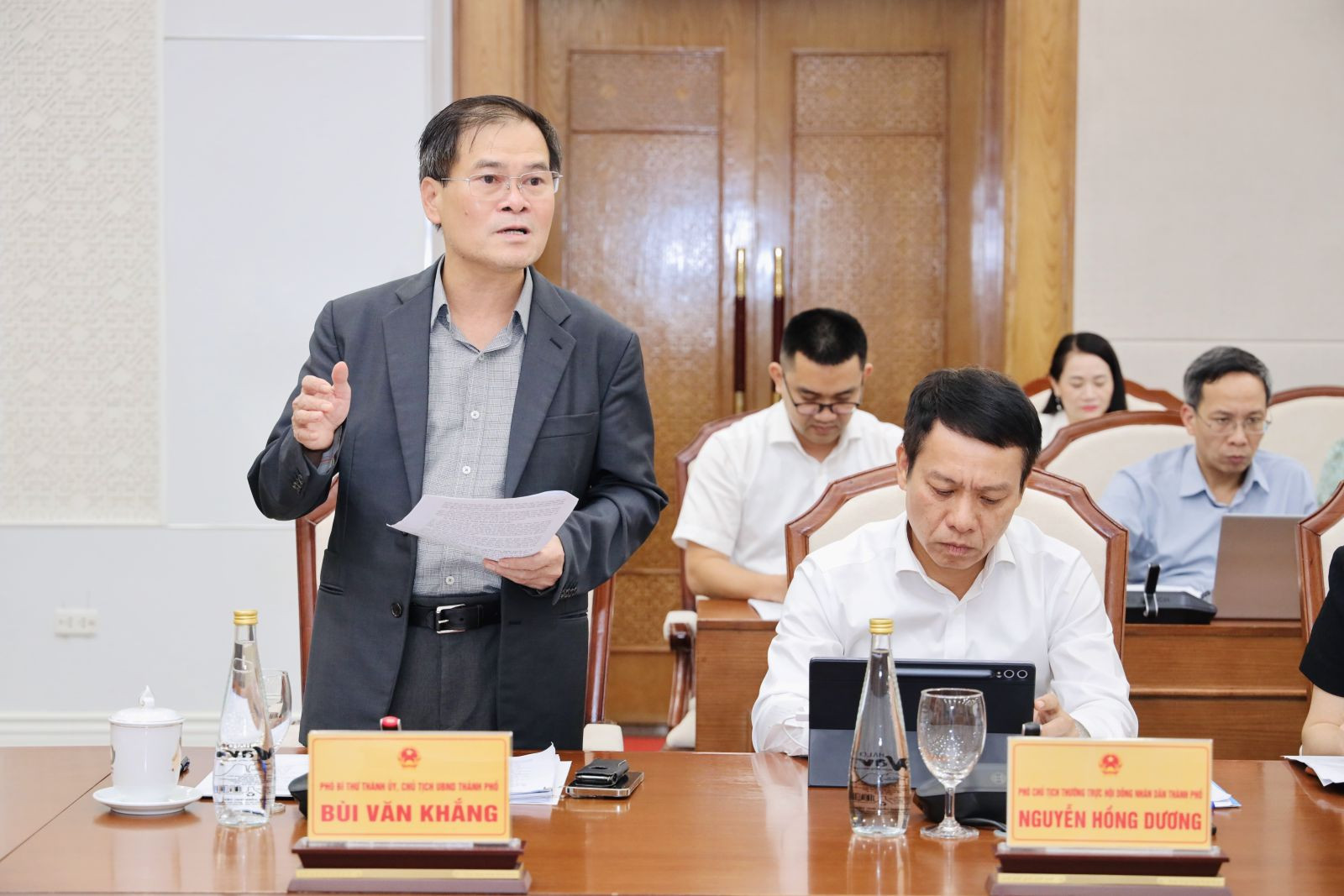 Chủ tịch UBND thành phố Quảng Ninh Bùi Văn Khắng báo cáo tại buổi làm việc