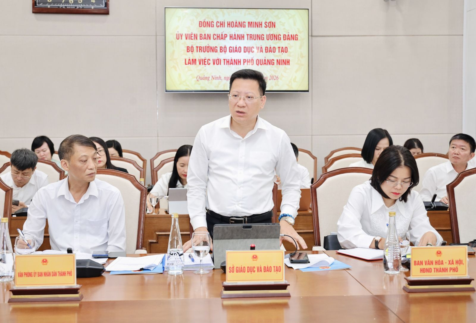 Giám đốc Sở GD-ĐT Quảng Ninh Nguyễn Việt Dũng trao đổi tại buổi làm việc