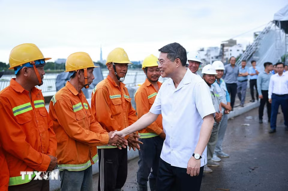 Thủ tướng Lê Minh Hưng với công nhân, kĩ sư thi công Dự án xây dựng hạ tầng và cải tạo môi trường kênh Tham Lương - Bến Cát - Rạch Nước Lên, tại phường An Nhơn