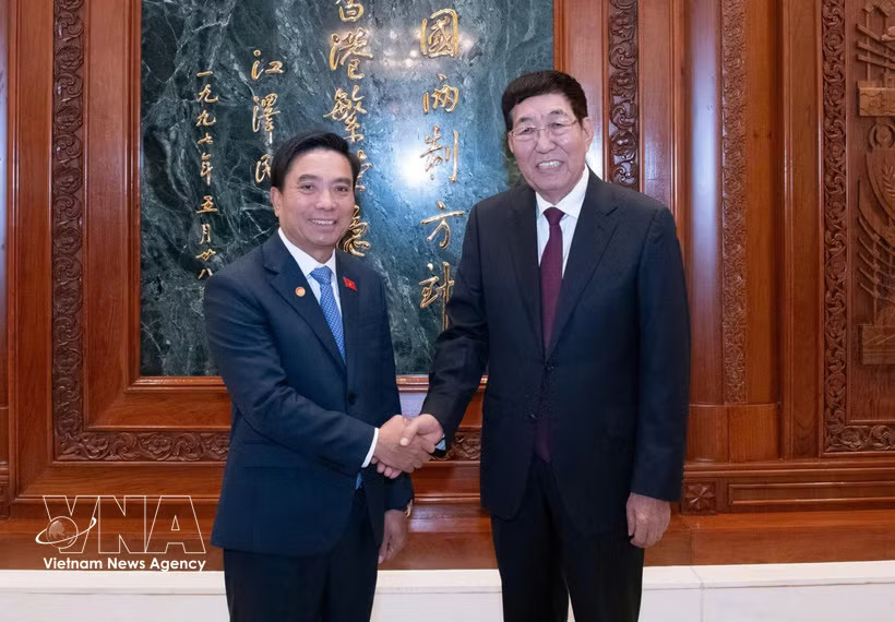 Nguyen Doan Anh (L), Vice President of the Vietnamese National Assembly (NA) and Chairman of the Vietnam-China Friendship Parliamentarians’ Group, meets with Bayanqolu, Chairman of the Ethnic Affairs Committee of the National People's Congress of China and President of the China-Vietnam Friendship Parliamentarians’ Group, in Beijing on October 13, 2026. (Photo: VNA)