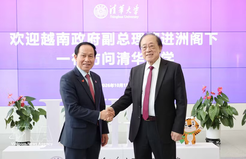 Deputy Prime Minister Le Tien Chau (L) and Professor and Academician Andrew Chi-Chih Yao, Director of Tsinghua University's Institute for Interdisciplinary Information Sciences. (Photo: VNA)