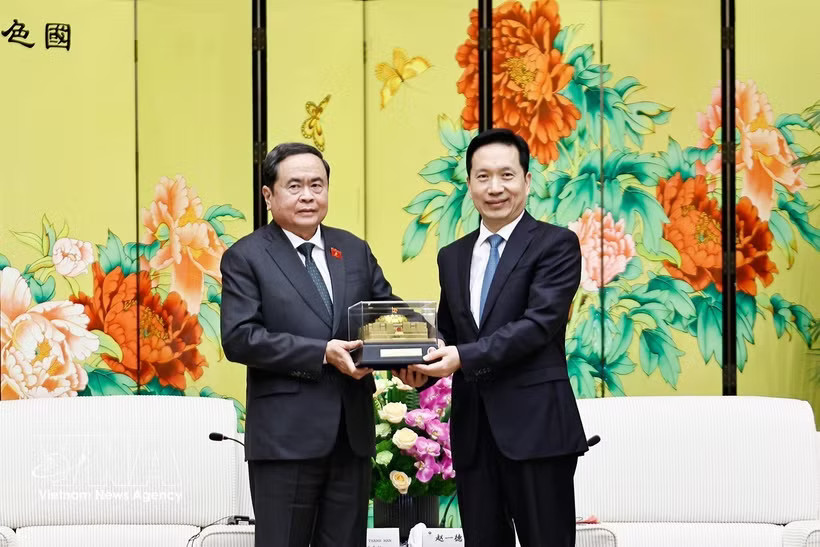 NA President Tran Thanh Man (L) presents gift to Zhao Yide, Secretary of the Party Committee of Shaanxi province (Photo: VNA)