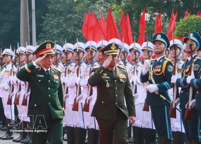 Vietnamese Deputy Prime Minister and Minister of National Defence Gen. Phan Van Giang (left) and his Cambodian counterpart General Tea Seiha review the Honour Guard of the Vietnam People's Army (Photo: VNA)