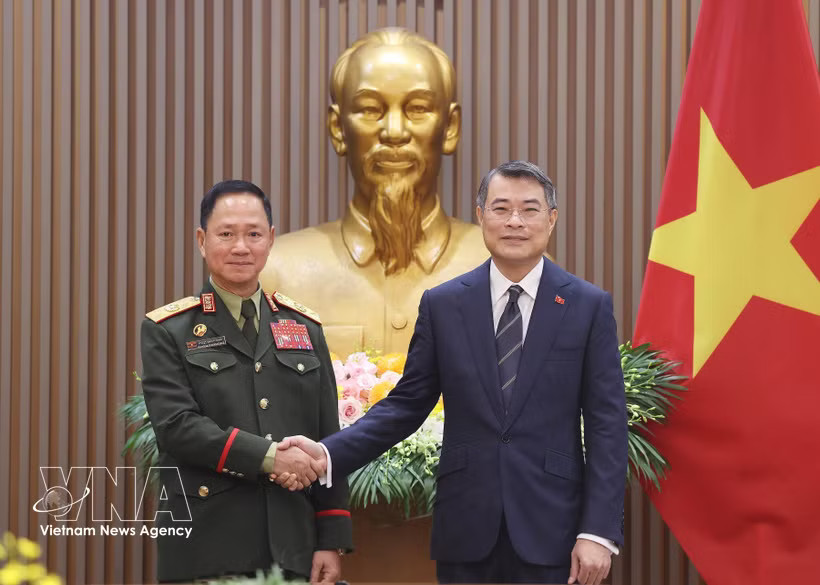 Prime Minister Le Minh Hung (right) and Lao Deputy Prime Minister and Minister of National Defence General Khamlieng Outhakaisone at their meeting on October 13 (Photo: VNA)