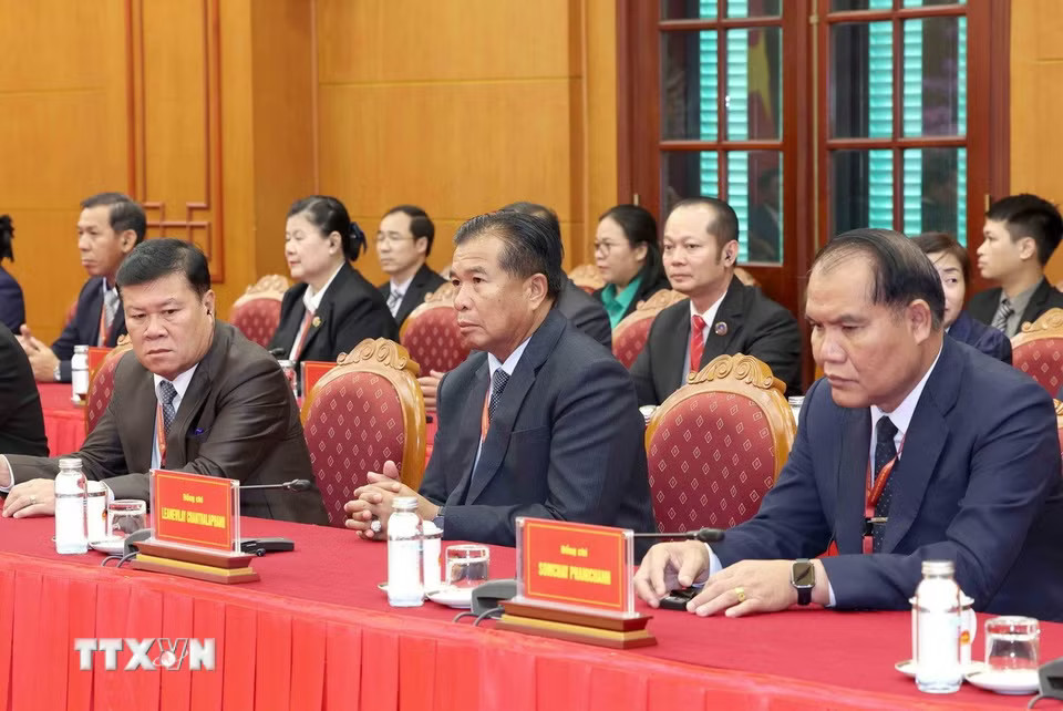 Đoàn cán bộ cấp cao Đảng Nhân dân Cách mạng Lào tại buổi tiếp