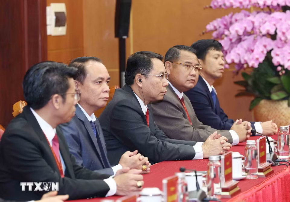 Đoàn cán bộ cấp cao Đảng Nhân dân Cách mạng Lào tại buổi tiếp