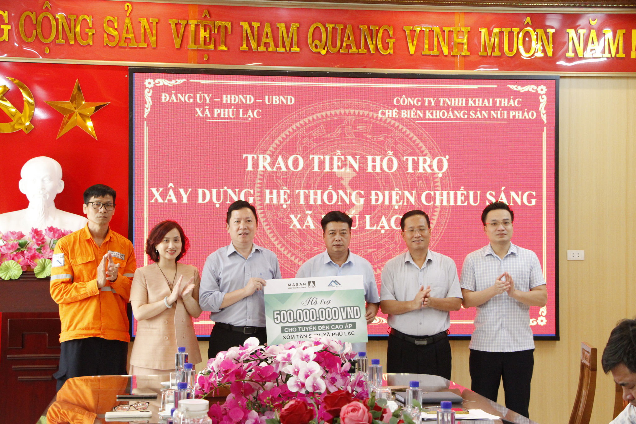 Núi Pháo trao tặng 500tr cho UBND xã Phú Lạc xây dựng điện chiếu sáng tại tuyến đường chính của xã Phú Lạc