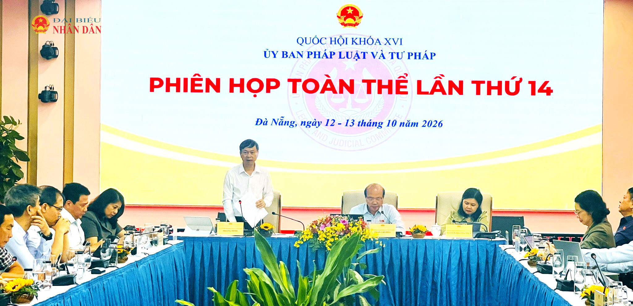 Thứ trưởng Bộ Khoa học và Công nghệ Hoàng Minh tiếp thu, giải trình tại phiên họp