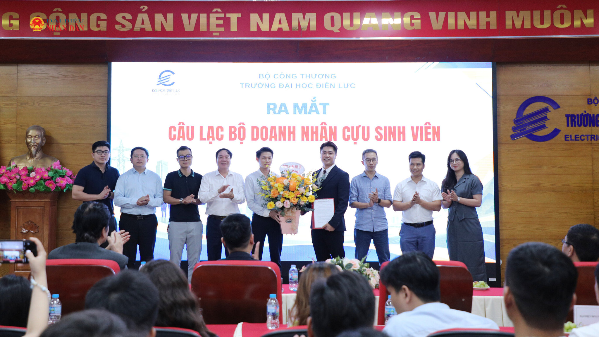 Phó Hiệu trưởng Trường Đại học Điện lực, NGƯT PGS.TS Vũ Đình Ngọ tặng hoa chúc mừng Ban Chủ nhiệm Câu lạc bộ Doanh nhân Cựu sinh viên Trường Đại học Điện lực