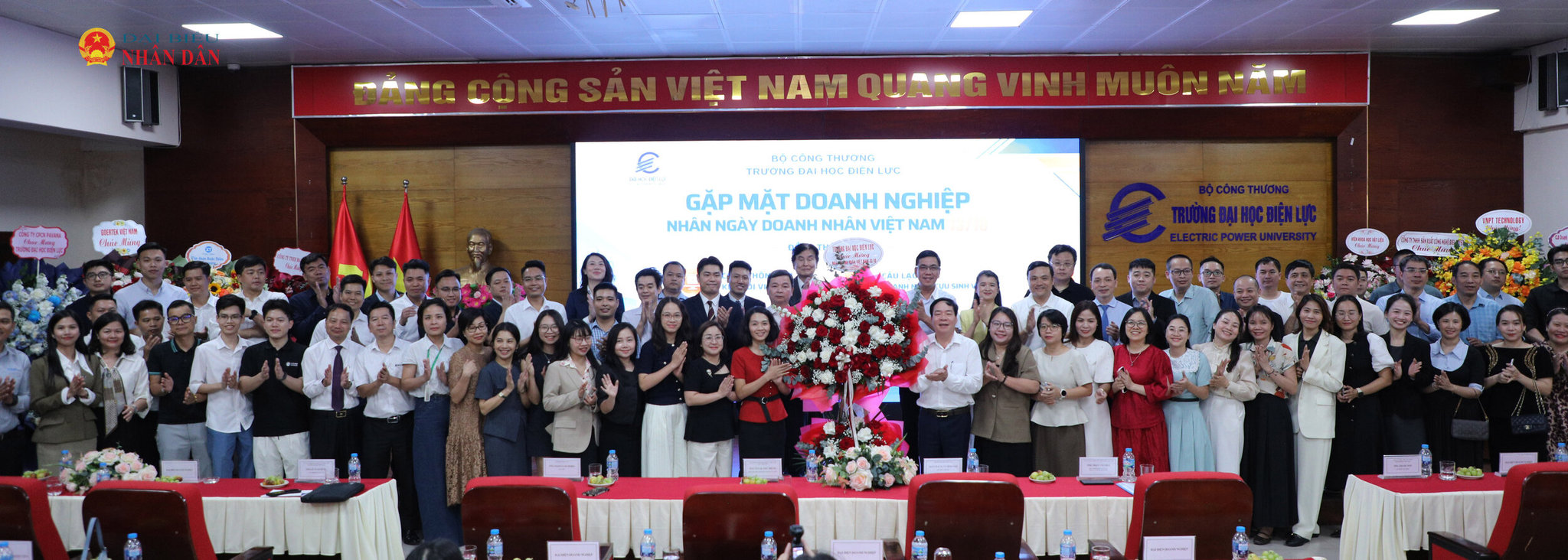 Phó Hiệu trưởng Trường Đại học Điện lực Nhà giáo Ưu tú, PGS.TS. Vũ Đình Ngọ tặng lẵng hoa thay cho lời chúc mừng và tri ân của Nhà trường tới các doanh nghiệp