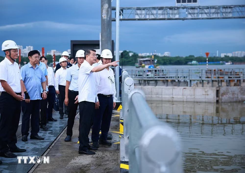 Thủ tướng Lê Minh Hưng kiểm tra Dự án chống ngập do triều cường tại phường Xóm Chiếu, Thành phố Hồ Chí Minh