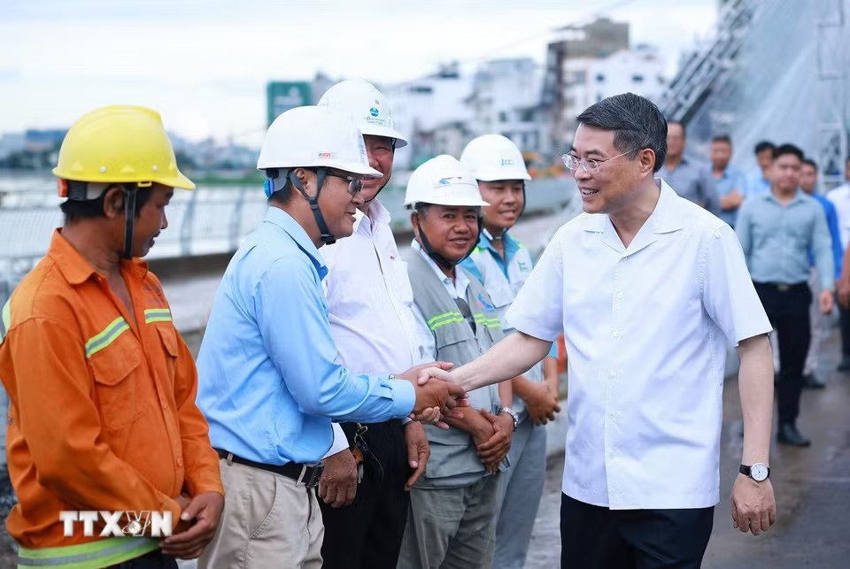 Thủ tướng Lê Minh Hưng với công nhân, kĩ sư thi công Dự án xây dựng hạ tầng và cải tạo môi trường kênh Tham Lương - Bến Cát - Rạch Nước Lên, tại phường An Nhơn