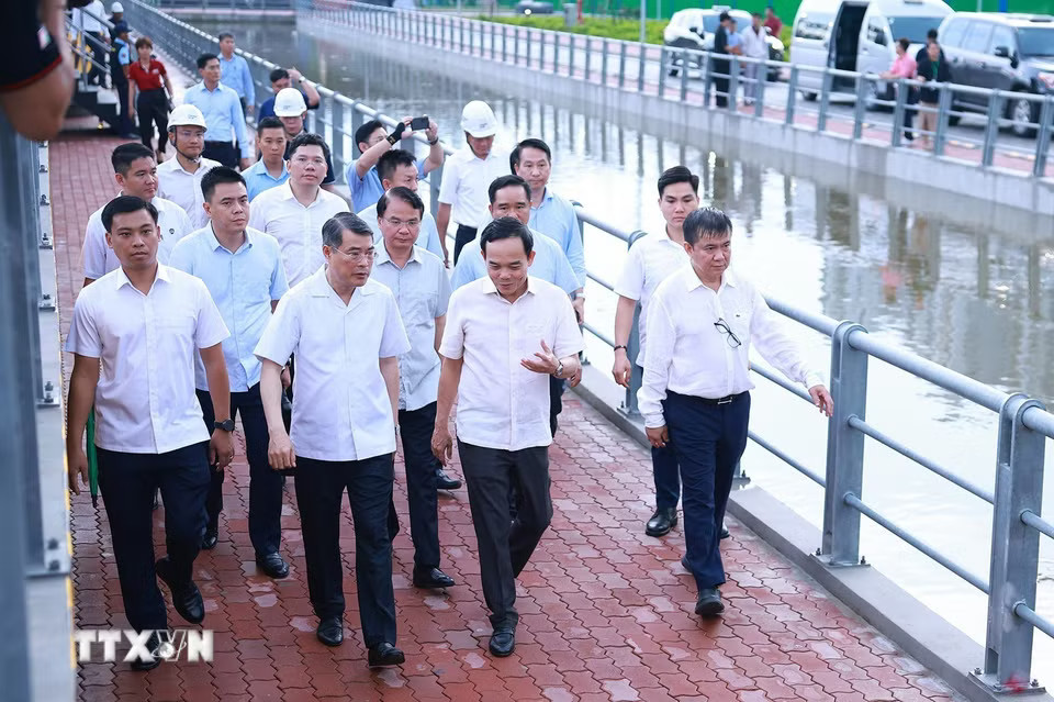 Thủ tướng Lê Minh Hưng kiểm tra Dự án chống ngập do triều cường tại phường Xóm Chiếu, Thành phố Hồ Chí Minh