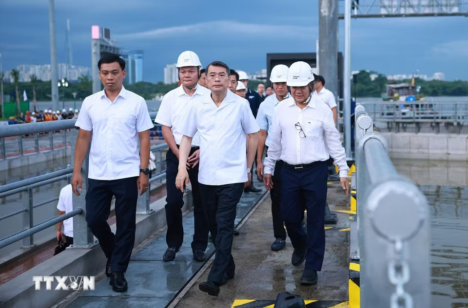 Thủ tướng Lê Minh Hưng kiểm tra Dự án chống ngập do triều cường tại phường Xóm Chiếu, Thành phố Hồ Chí Minh