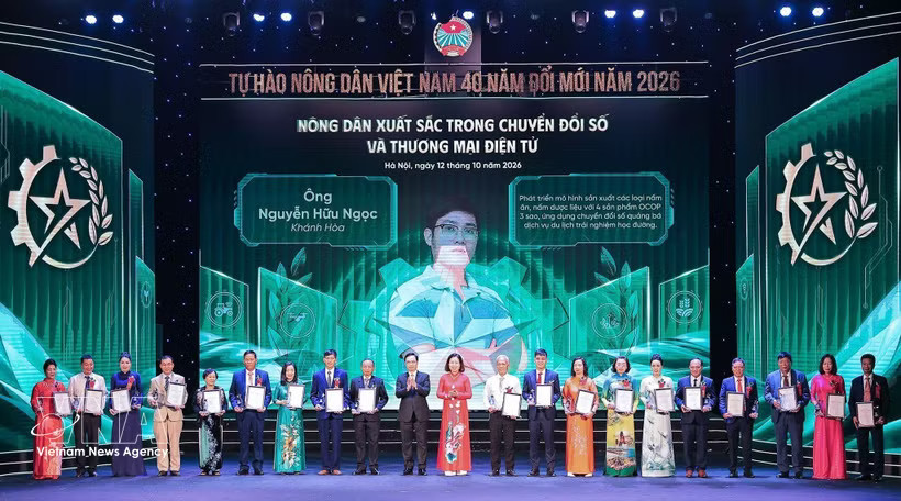Certificates of merit are presented to outstanding farmers in digital transformation and e-commerce at the ceremony on October 12. (Photo: VNA)