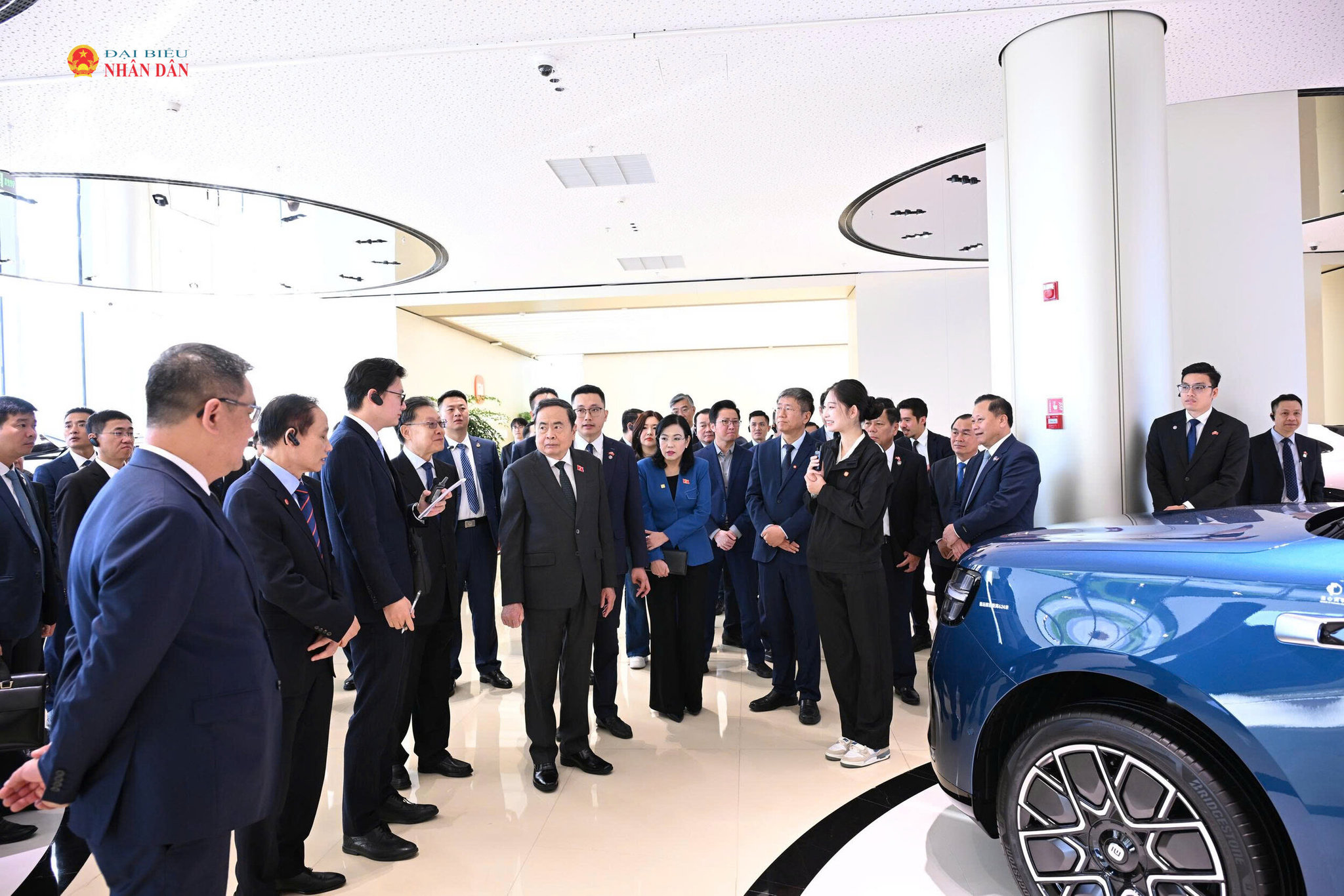 Chủ tịch Quốc hội Trần Thanh Mẫn và Đoàn nghe giới thiệu các sản phẩm trưng bày tại Siêu nhà máy xe điện Xiaomi