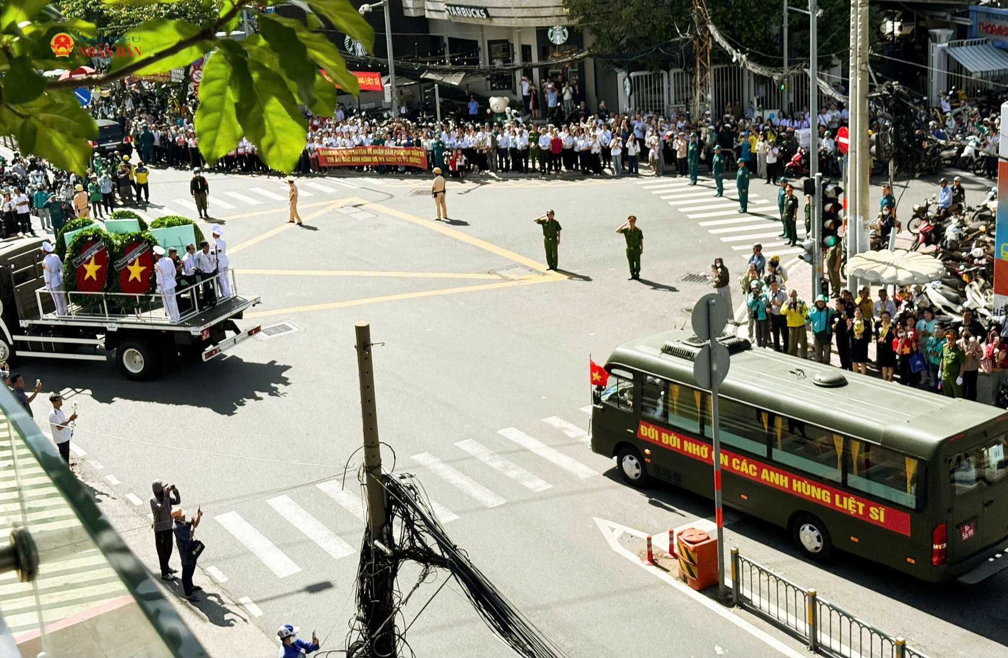 TP. Hồ Chí Minh: Dòng người đội nắng tiễn đưa 731 Anh hùng liệt sĩ từ Công viên Lê Thị Riêng về nơi an nghỉ