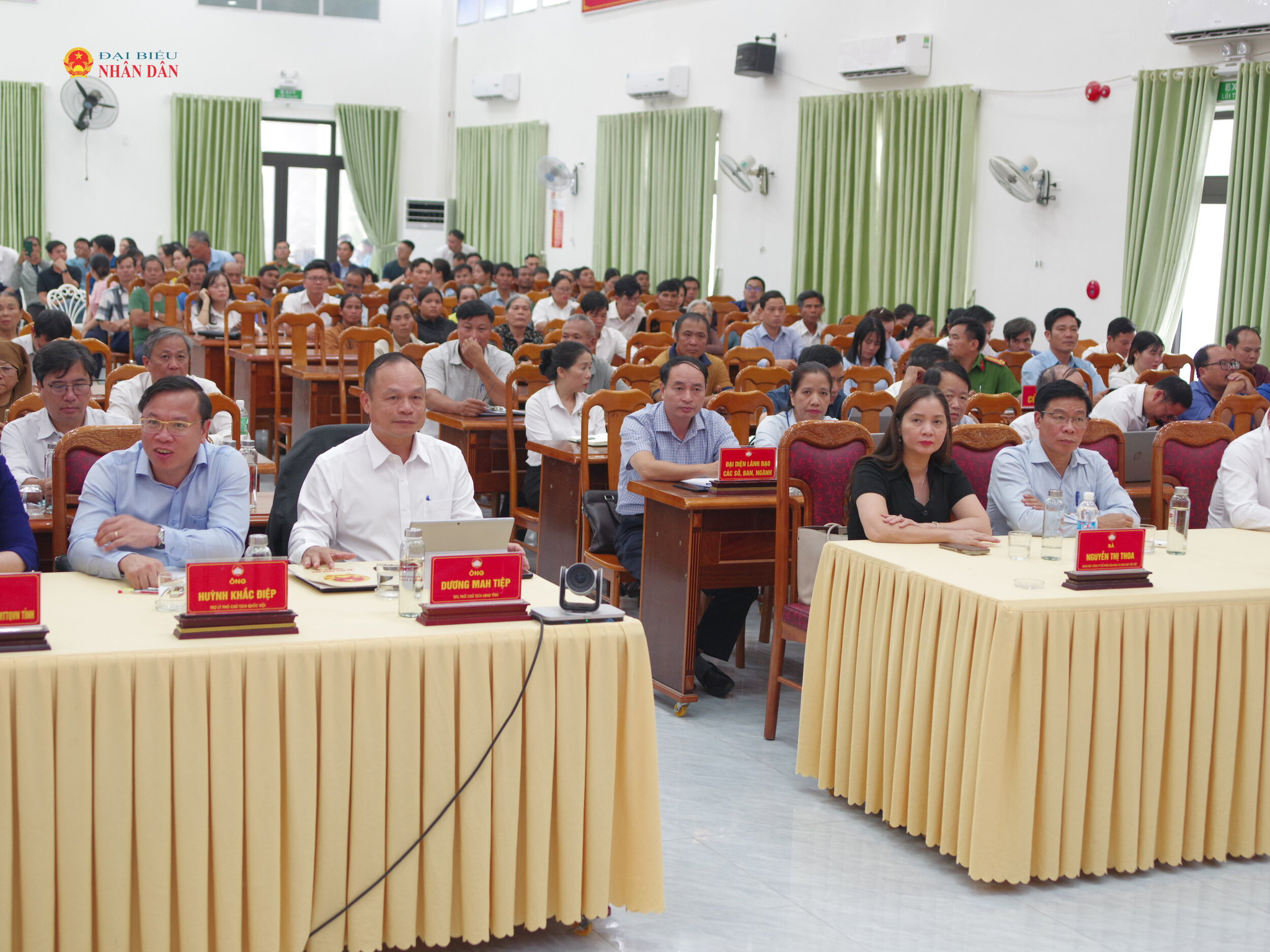 Các đại biểu tham dự hội nghị tiếp xúc cử tri