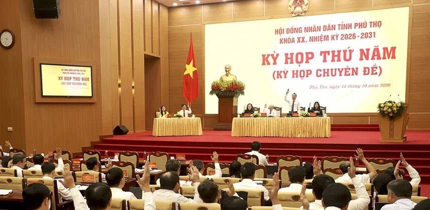 Các đại biểu biểu quyết thông qua các nghị quyết tại Kỳ họp thứ Năm