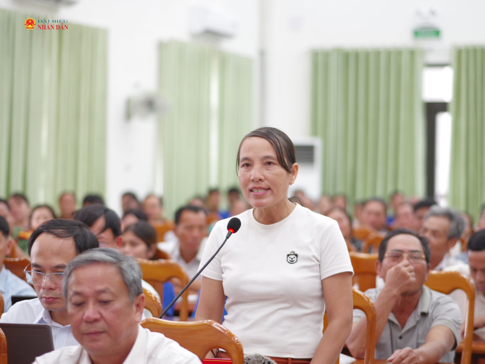 Cử tri phát biểu, kiến nghị tại hội nghị