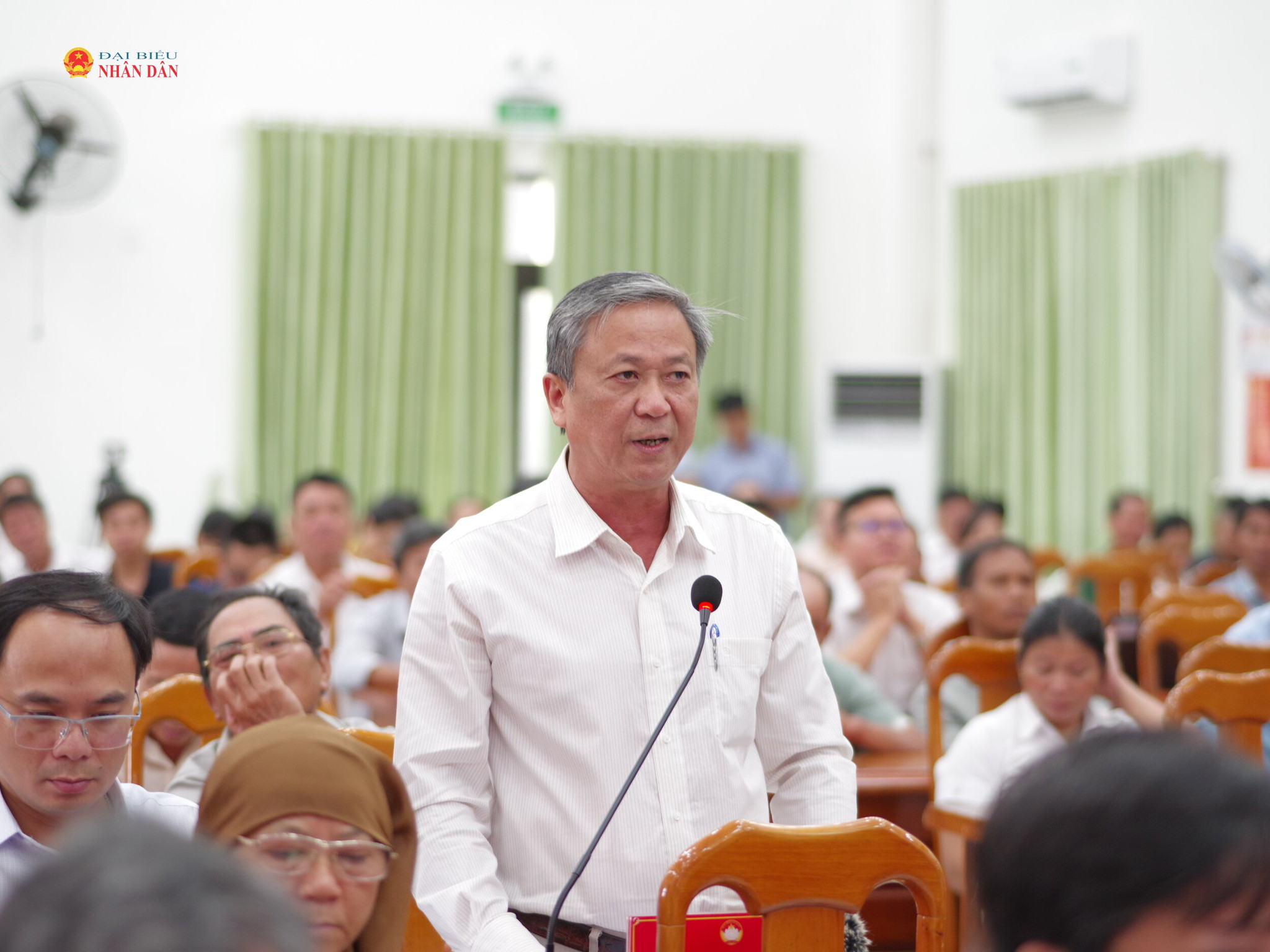 Cử tri phát biểu, kiến nghị tại hội nghị