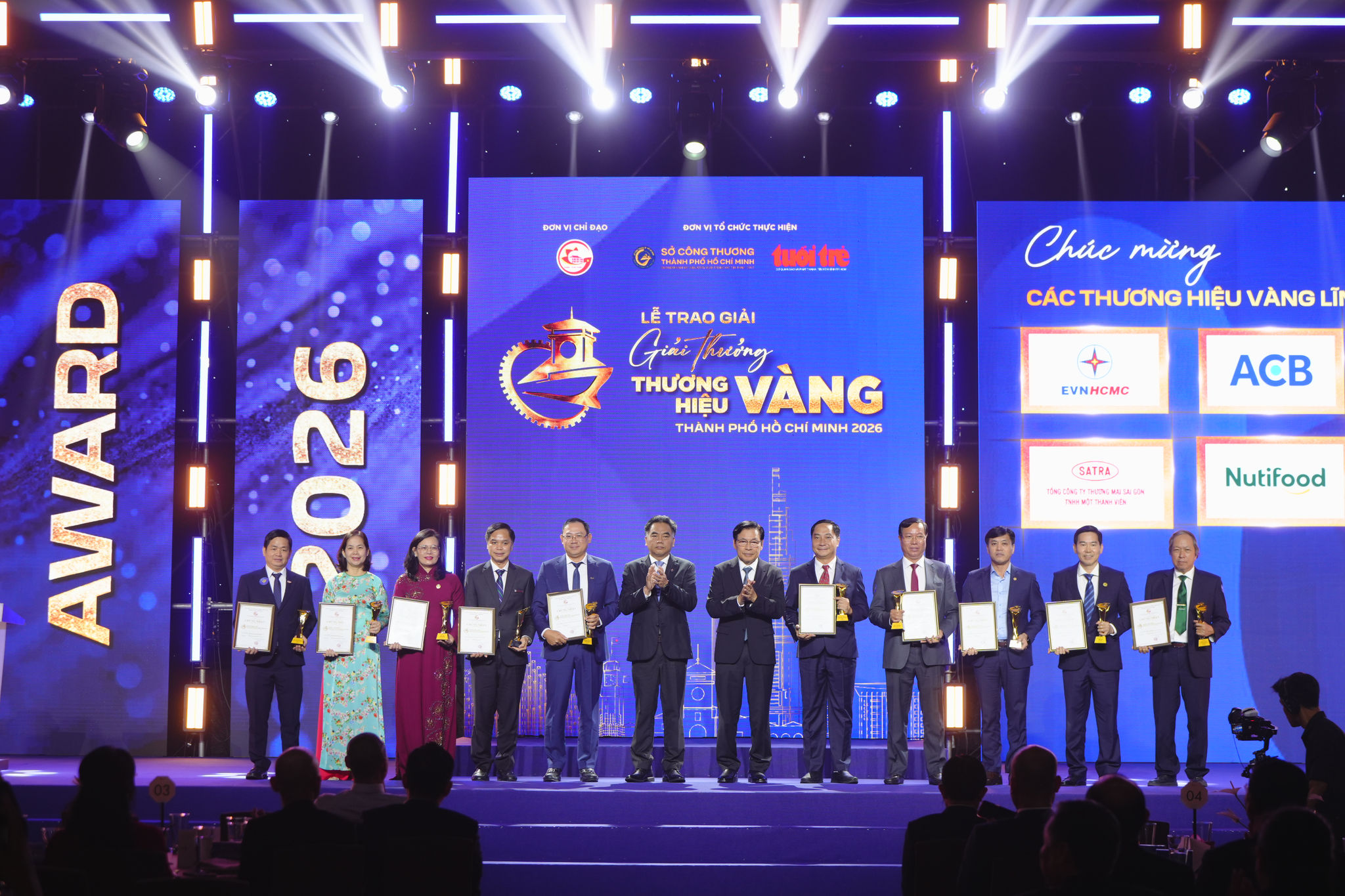 Phó Tổng Giám đốc EVNHCMC Nguyễn Thanh Nhã (thứ 5 từ phải sang) cùng các doanh nghiệp nhận giải thưởng Thương hiệu Vàng TP Hồ Chí Minh