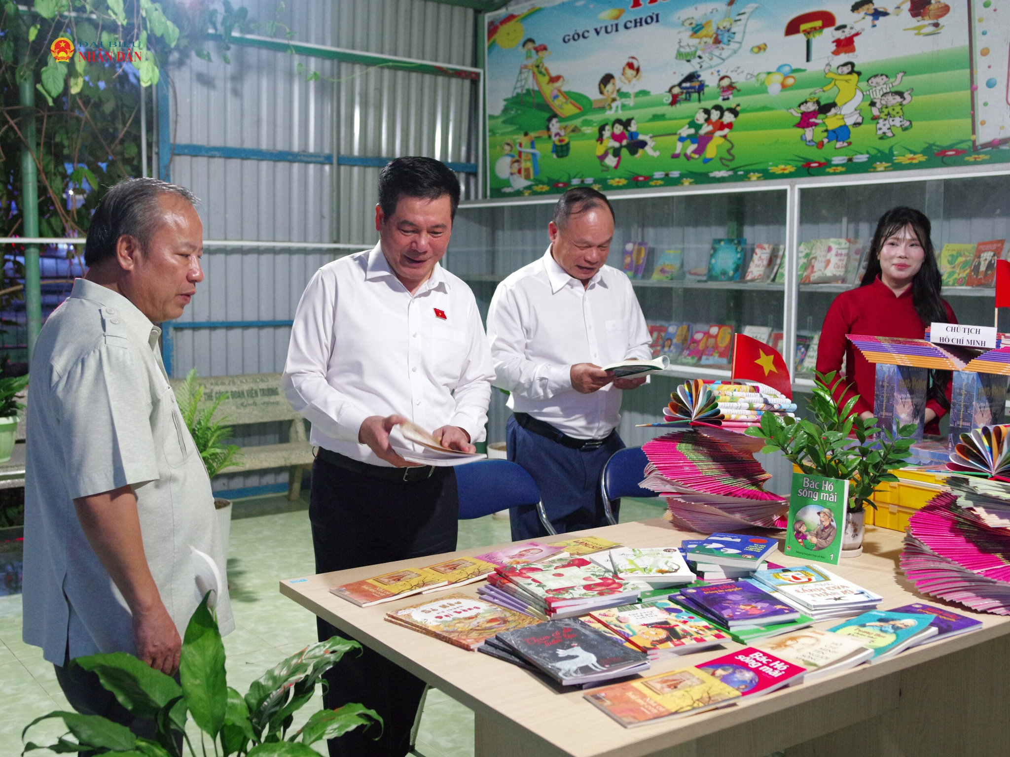 Phó Chủ tịch Quốc hội Nguyễn Hồng Diên cùng các đại biểu tham quan thư viện