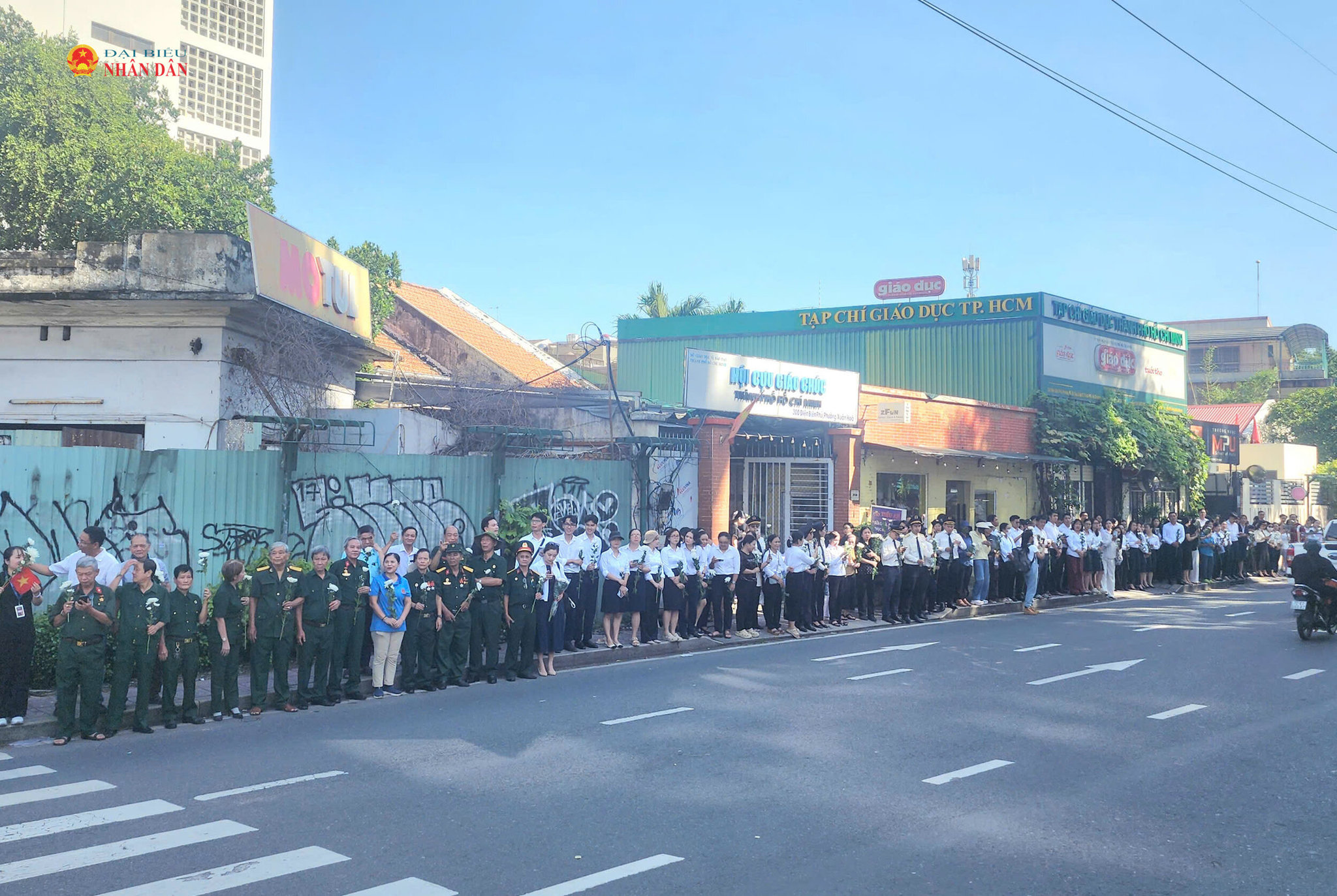 Rất đông cựu chiến binh, cán bộ, viên chức, người dân, học sinh đứng bên đường Điện Biên Phủ tiễn đưa các Anh hùng liệt sĩ. Ảnh Nguyễn Tuấn
