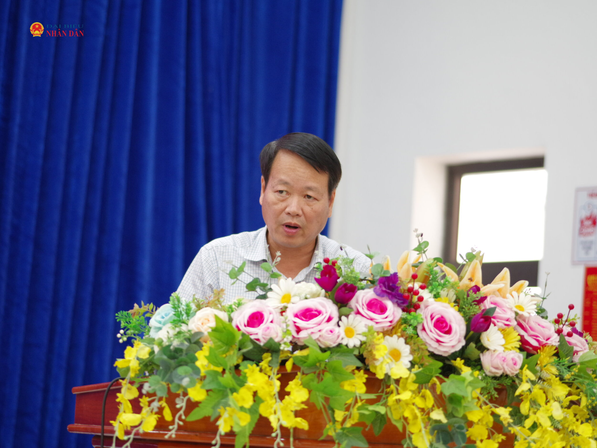 Lãnh đạo Sở Xây dựng phát biểu làm rõ những vấn đề cử tri quan tâm
