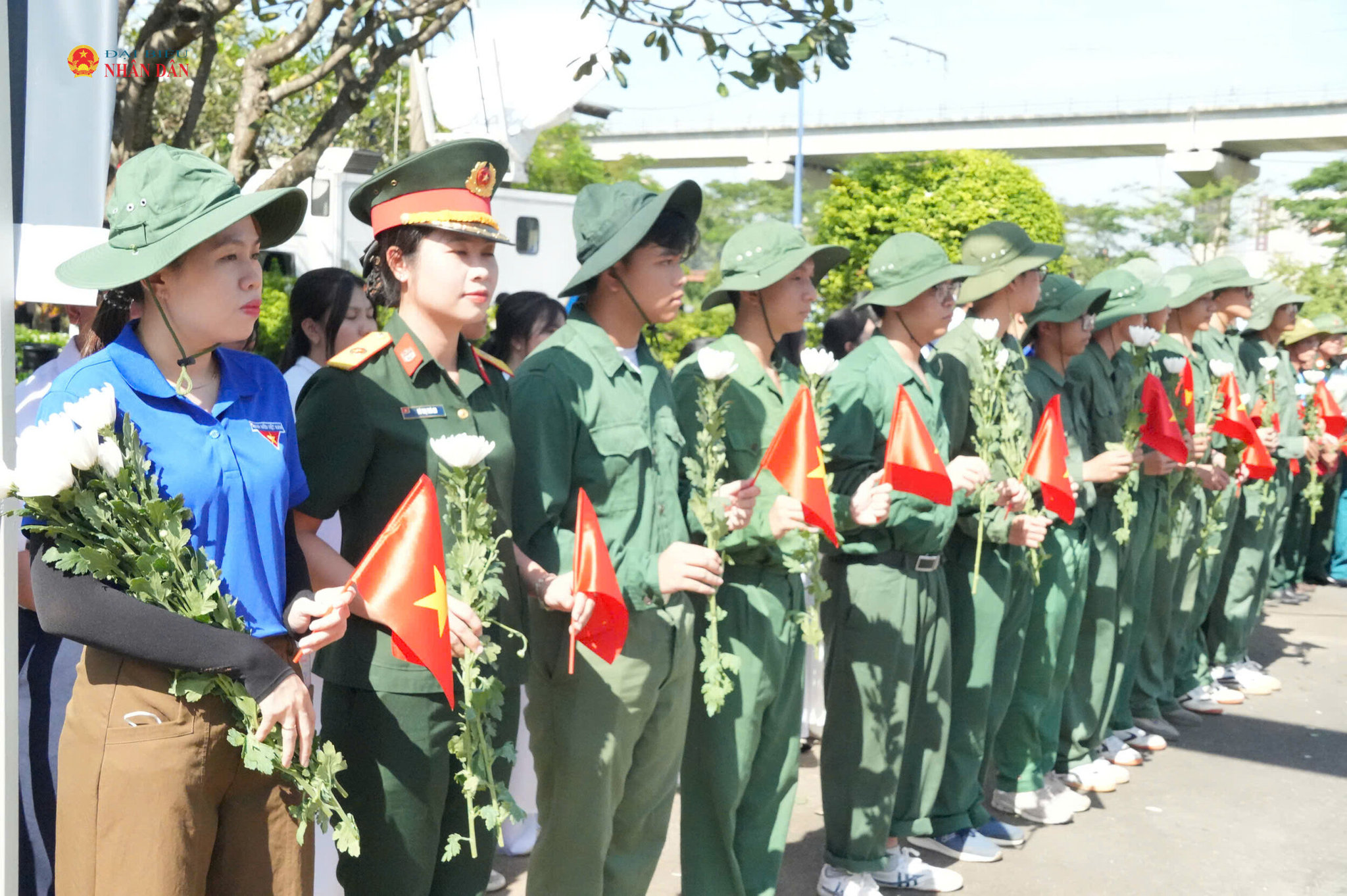 TP. Hồ Chí Minh: Dòng người đội nắng tiễn đưa 731 Anh hùng liệt sĩ từ Công viên Lê Thị Riêng về nơi an nghỉ