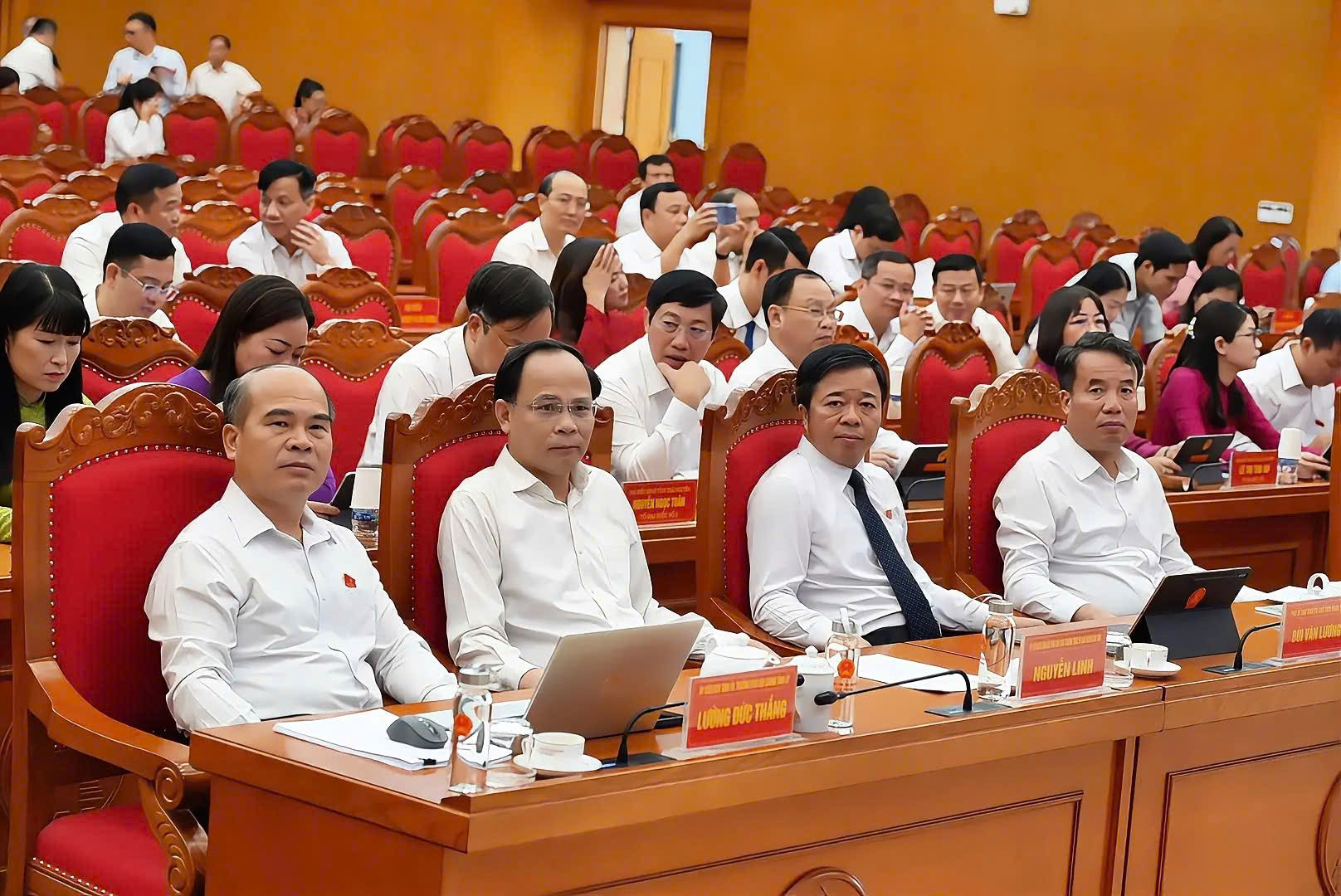 Các đại biểu tham dự kỳ họp
