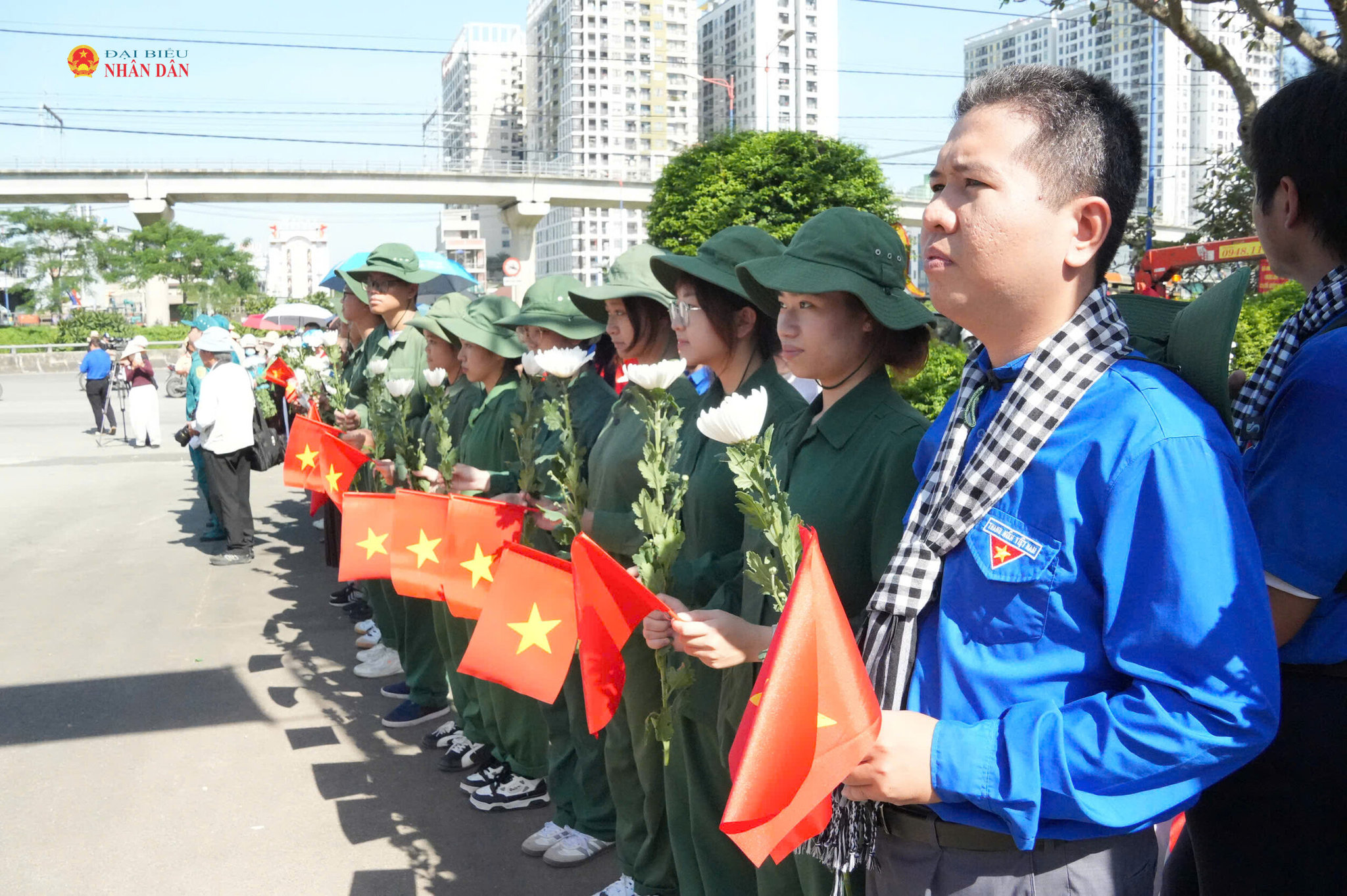 Cán bộ, chiến sĩ, thanh niên đứng hai bên đường vào Nghĩa trang Liệt sĩ TP. Hồ Chí Minh. Ảnh Thạc Hiếu