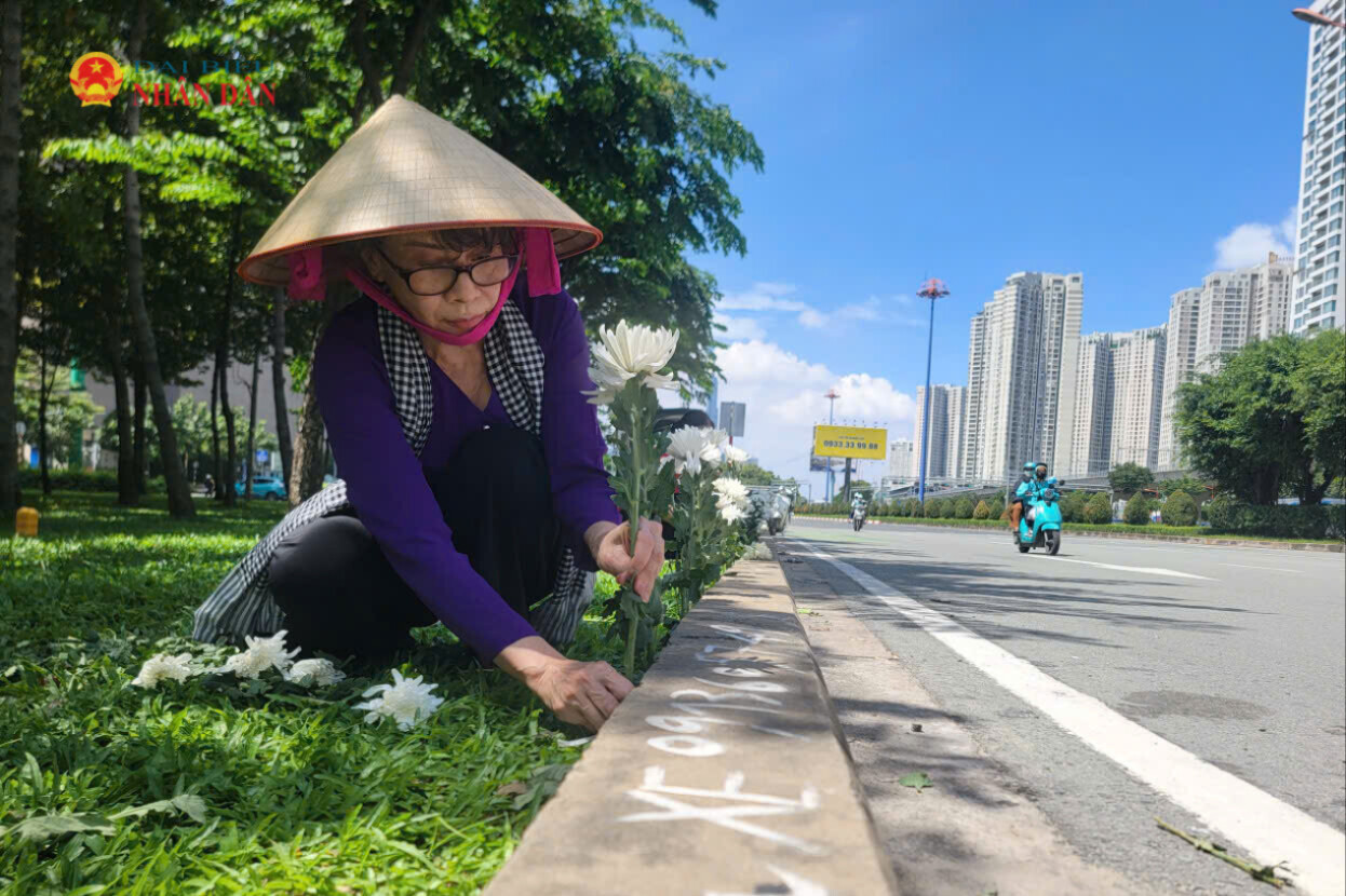 TP. Hồ Chí Minh: Dòng người đội nắng tiễn đưa 731 Anh hùng liệt sĩ từ Công viên Lê Thị Riêng về nơi an nghỉ