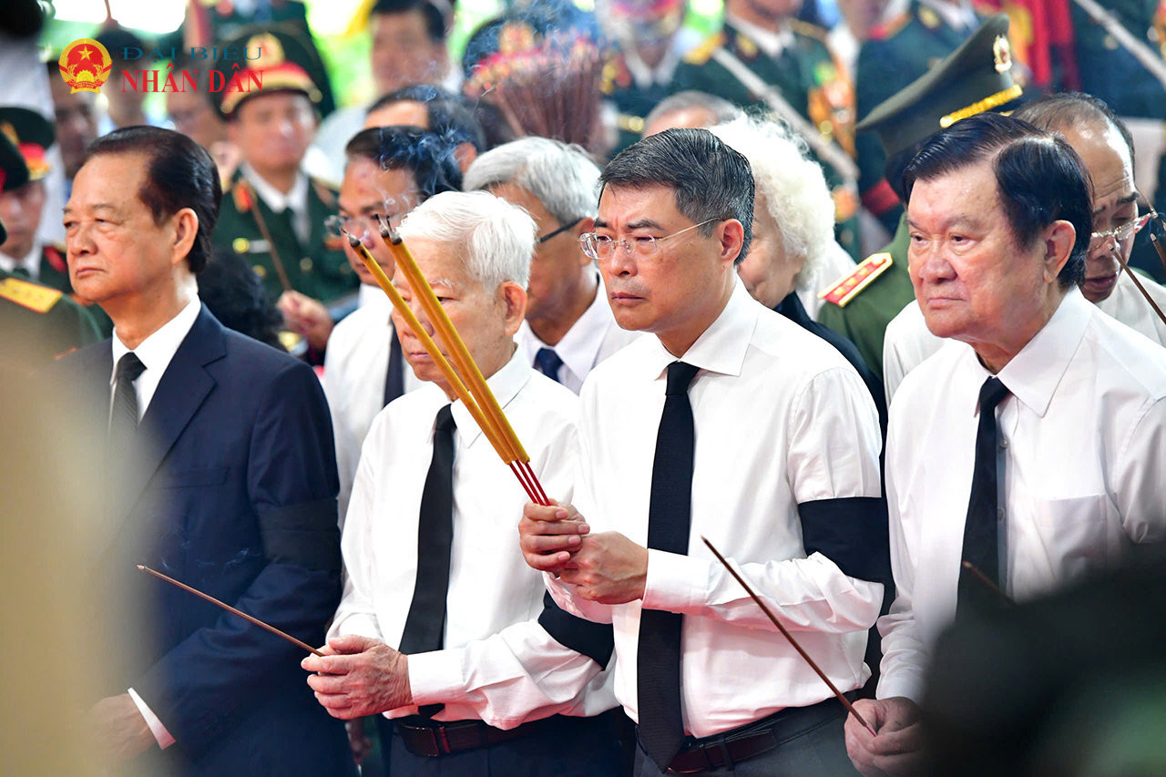 Uỷ viên Bộ Chính trị, Thủ tướng Chính phủ Lê Minh Hưng cùng các đại biểu vào viếng
