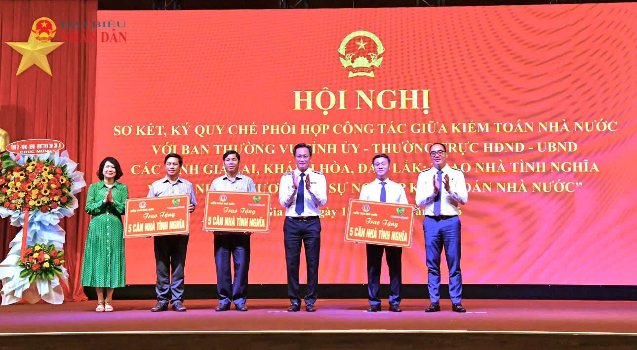 Kiểm toán Nhà nước trao tặng biểu trưng Nhà tình nghĩa cho đại diện lãnh đạo 3 tỉnh Gia Lai, Khánh Hòa, Đắk Lắk.