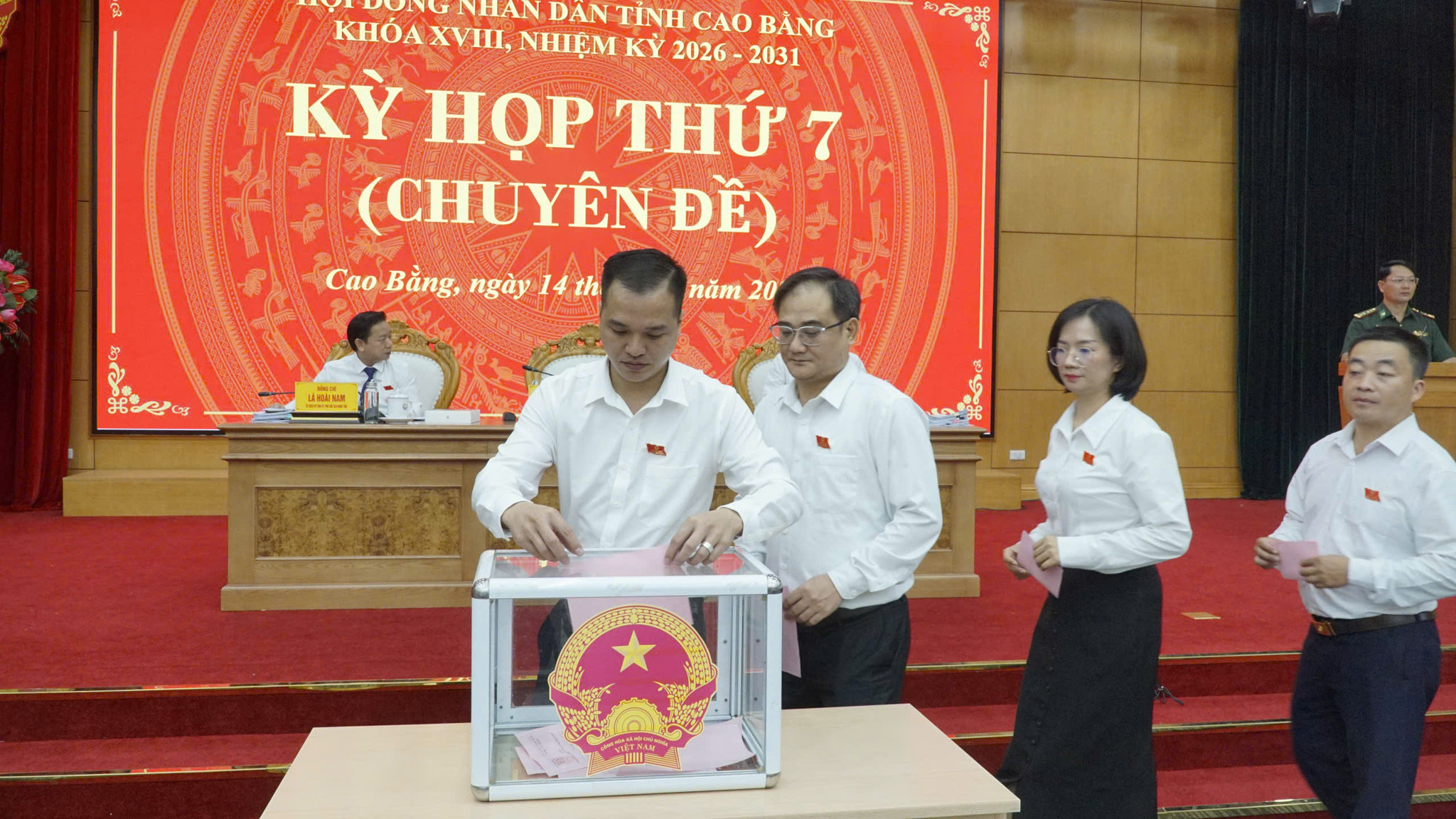 Các đại biểu HĐND tỉnh tiến hành bầu bổ sung Trưởng Ban Dân tộc HĐND tỉnh khóa XVIII l