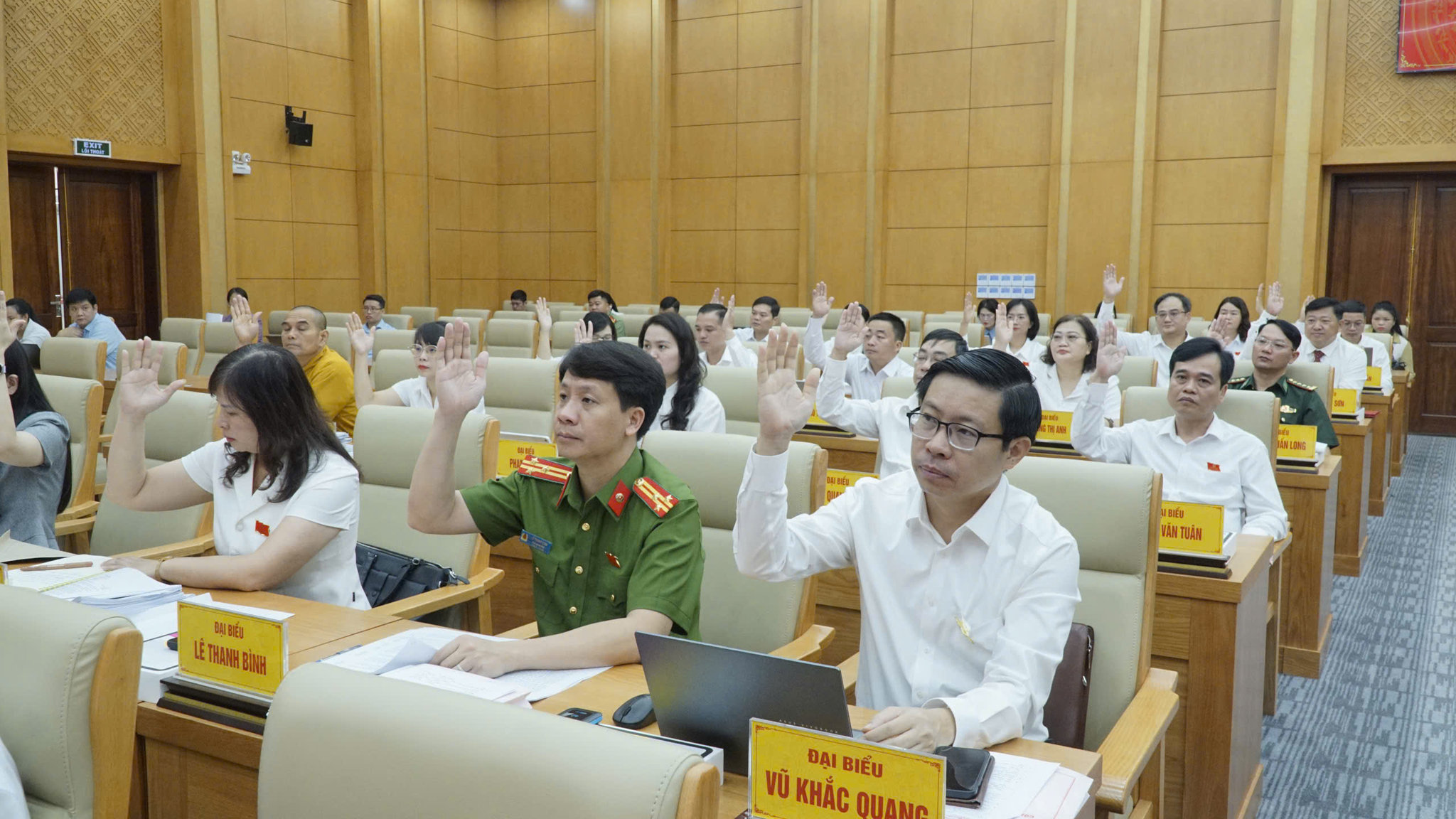 Các đại biểu biểu quyết thông qua nghị quyết trình kỳ họp