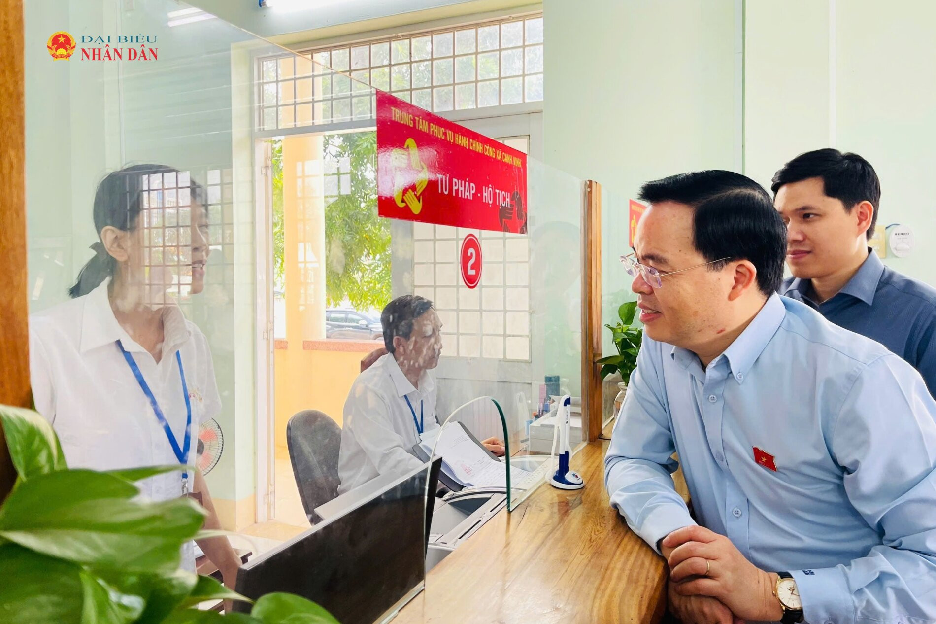 Đoàn giám sát khảo sát thực tế tại Trung tâm Phục vụ hành chính công xã Cam Vinh