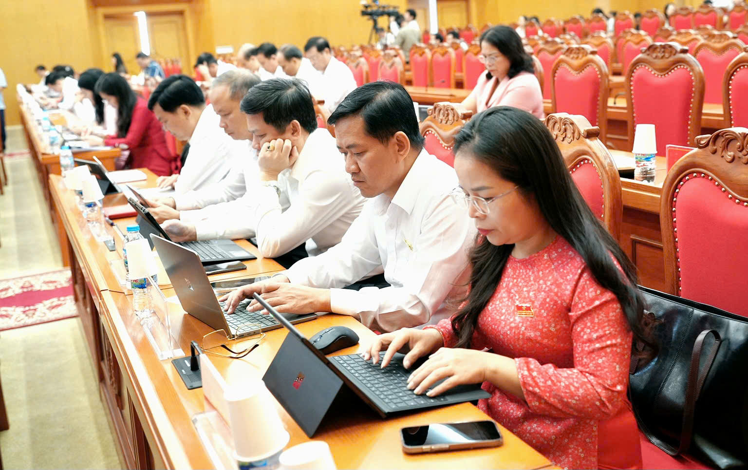 Các đại biểu nghiên cứu tài liệu tại kỳ họp