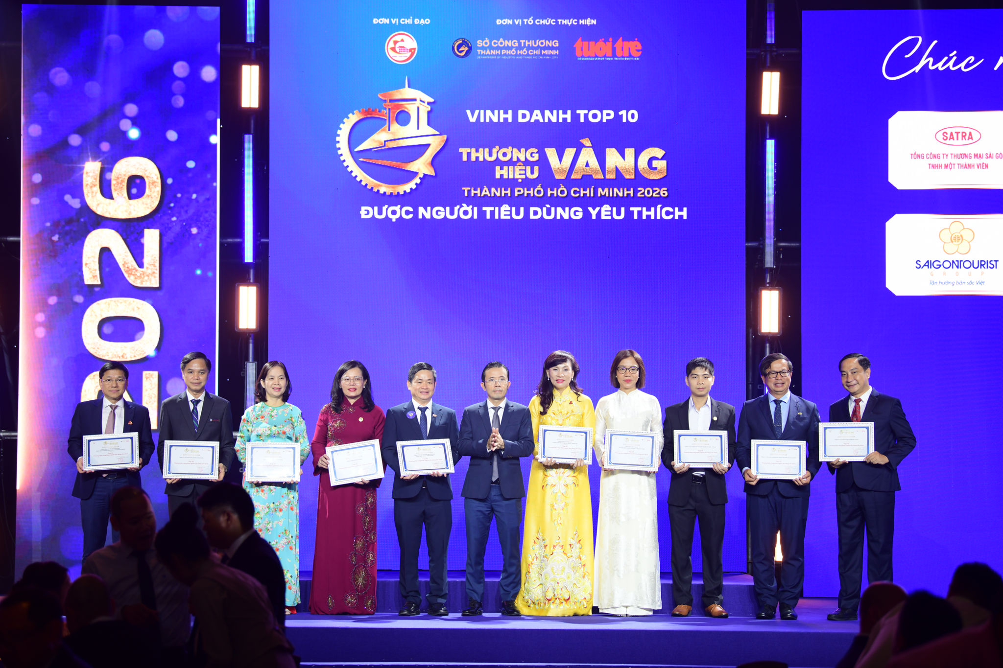 Phó Tổng Giám đốc EVNHCMC Nguyễn Thanh Nhã (bìa phải), đại diện EVNHCMC đón nhận giải thưởng TOP 10 Thương hiệu Vàng TP Hồ Chí Minh được Người tiêu dùng yêu thích
