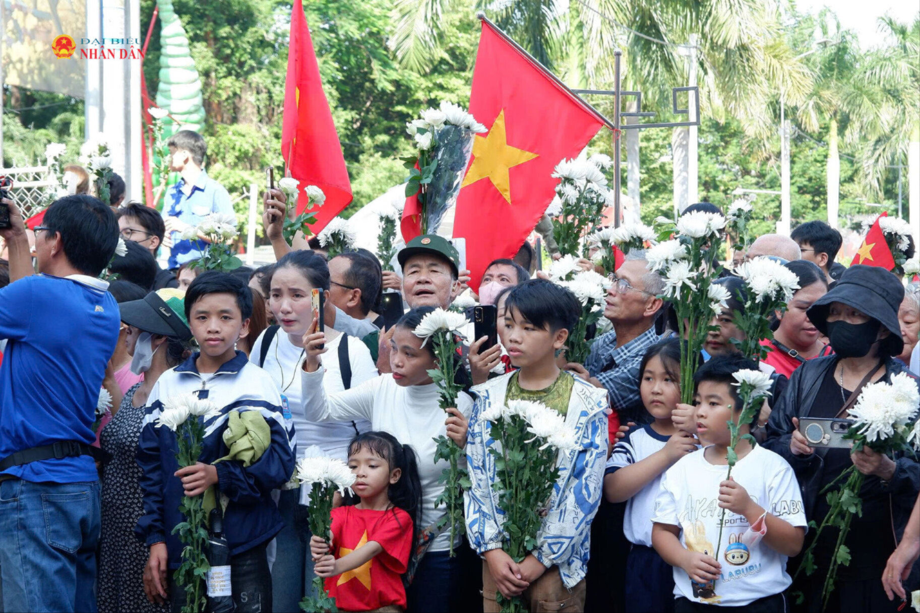 TP. Hồ Chí Minh: Dòng người đội nắng tiễn đưa 731 Anh hùng liệt sĩ từ Công viên Lê Thị Riêng về nơi an nghỉ