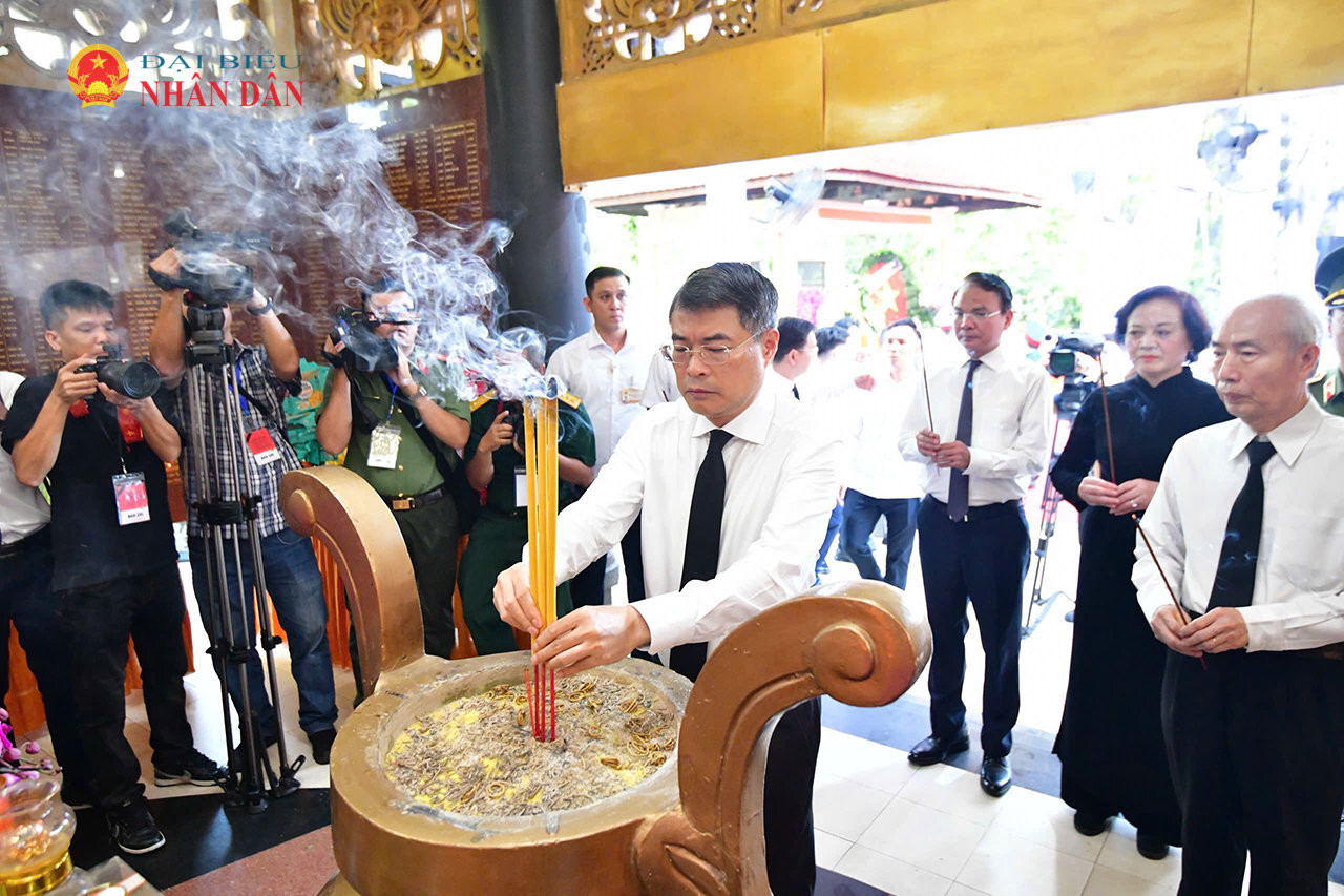 Thủ tướng Chính phủ Lê Minh Hưng dâng hương tại Nhà Bia Liệt sĩ và các địa điểm trong Công viên văn hóa Lê Thị Riêng