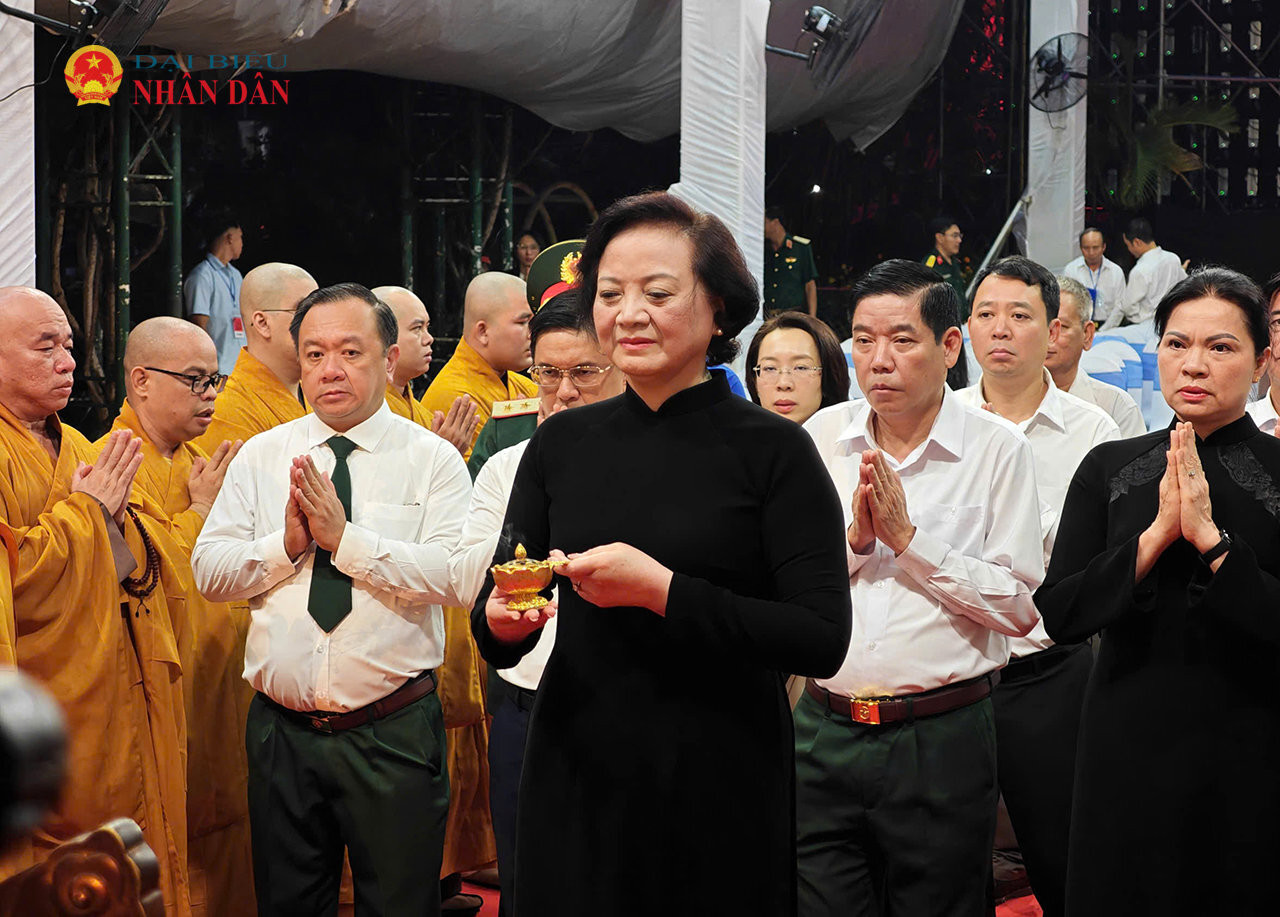 hó Thủ tướng Chính phủ Phạm Thị Thanh Trà Trưởng Ban Chỉ đạo Quốc gia về tìm kiếm, quy tập và xác định danh tính hài cốt liệt sĩ dự lễ cầu nguyện